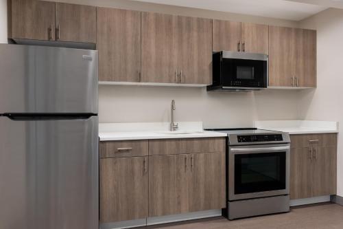 holiday inn express and suites bronx nyc an ihg hotel