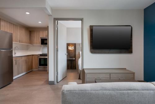 holiday inn express and suites bronx nyc an ihg hotel
