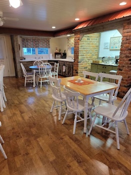 Moonlight Manor Bed And Breakfast,United States Of America>>Floyd,2 star