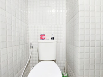 homey and warm studio apartment at mansyur residence