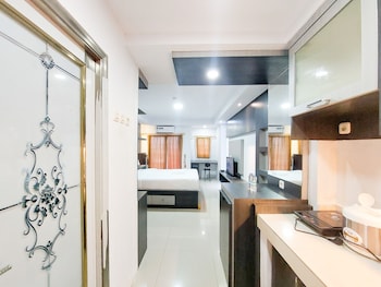 homey and warm studio apartment at mansyur residence