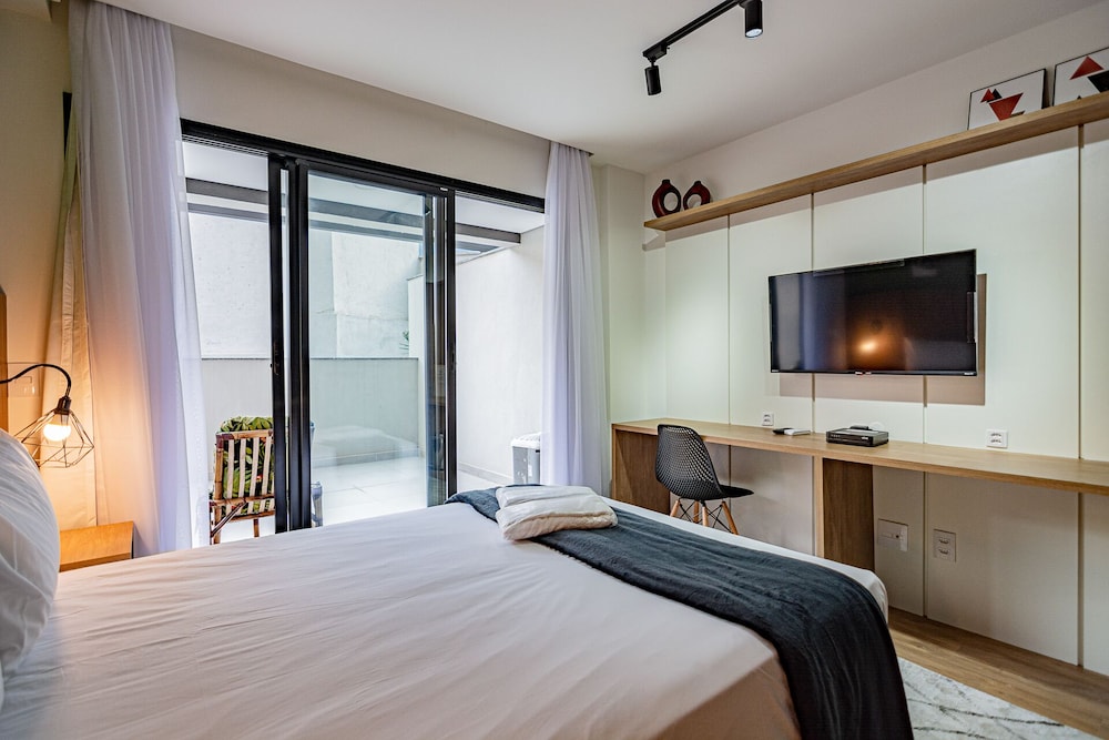 charlie nik vila mariana