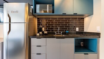 charlie nik vila mariana