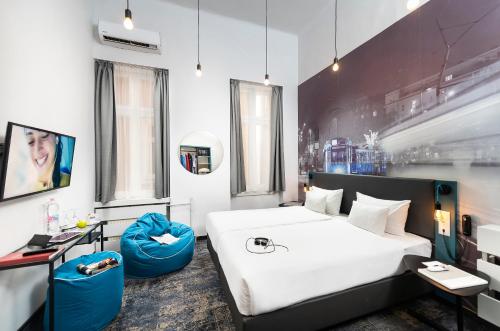 three corners hotel anna