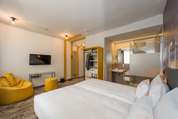 three corners hotel anna