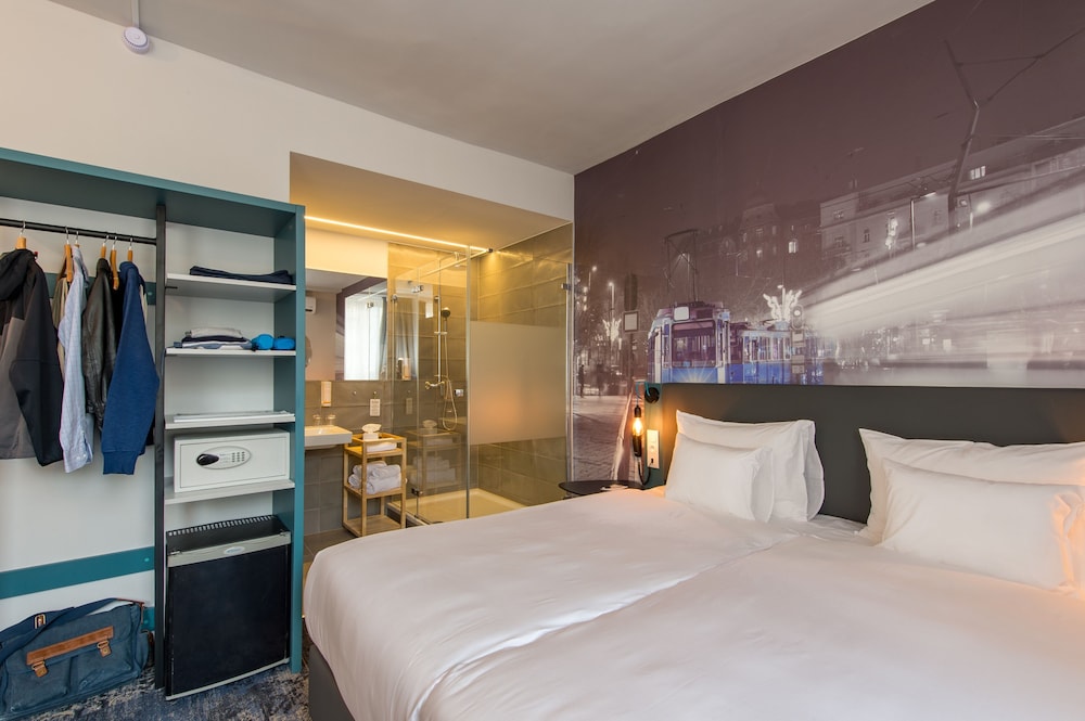 three corners hotel anna