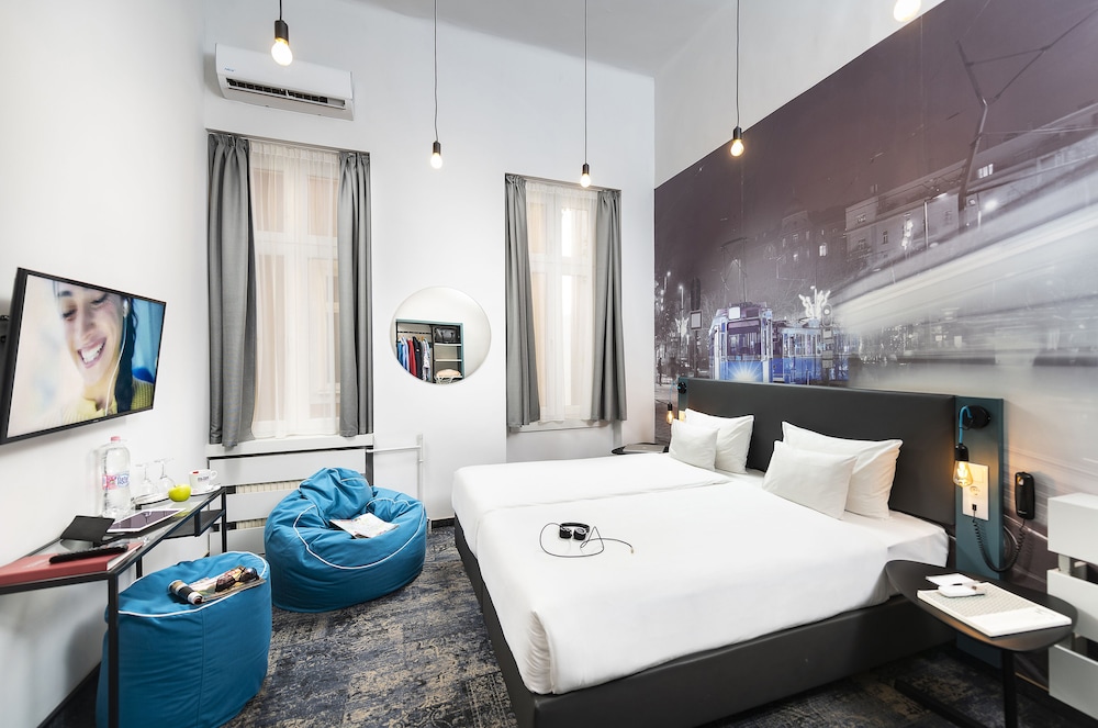 three corners hotel anna