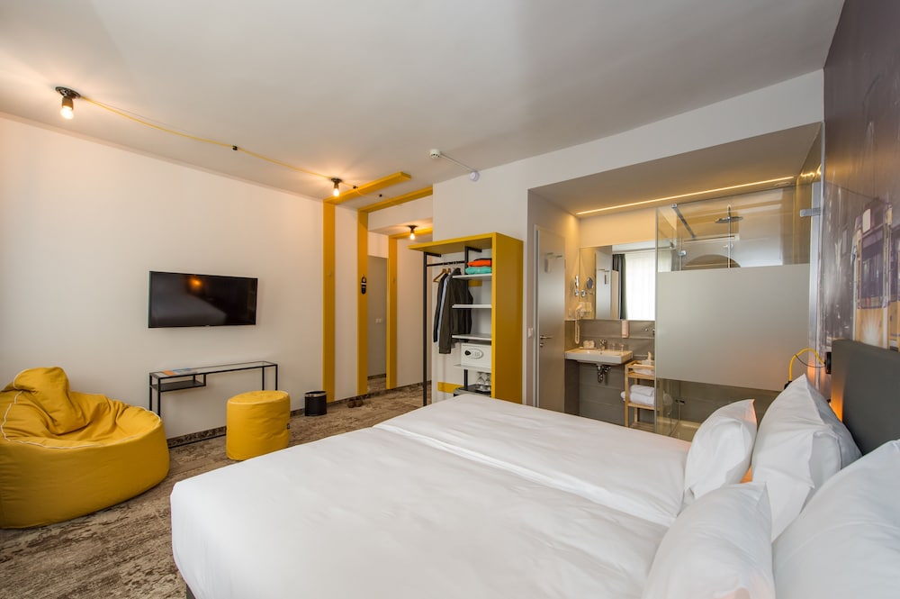 three corners hotel anna