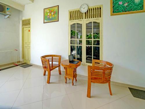 oyo 93295 wisma aluh ambak