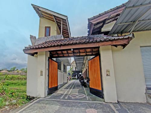 oyo 93295 wisma aluh ambak