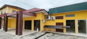 oyo 93295 wisma aluh ambak