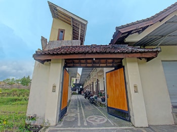 oyo 93295 wisma aluh ambak