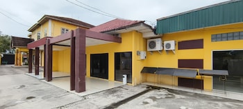 oyo 93295 wisma aluh ambak