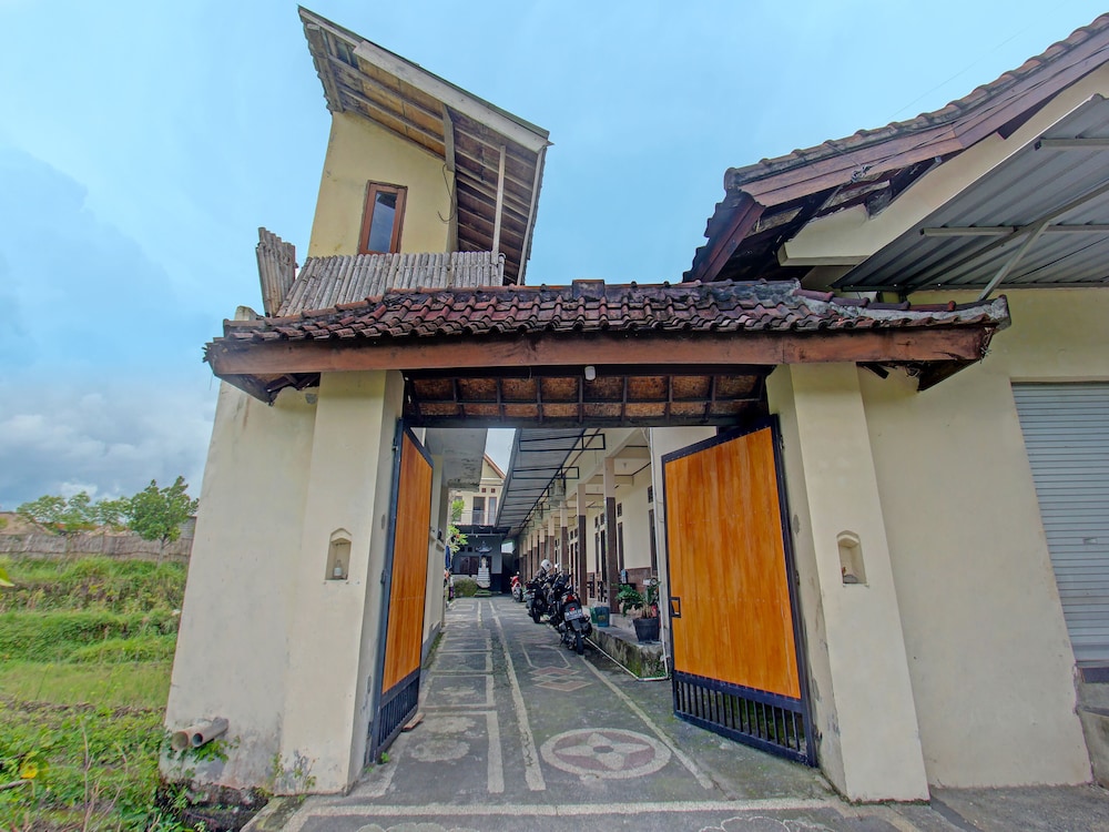 oyo 93295 wisma aluh ambak