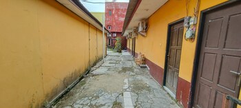oyo 93295 wisma aluh ambak