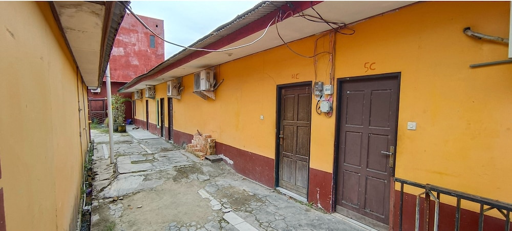 oyo 93295 wisma aluh ambak