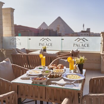 the palace pyramids inn