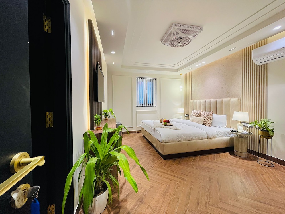 roomshala 134 premium rooms saket