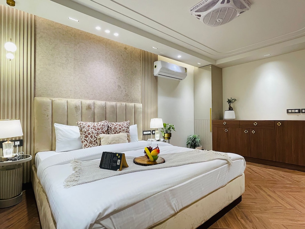 roomshala 134 premium rooms saket