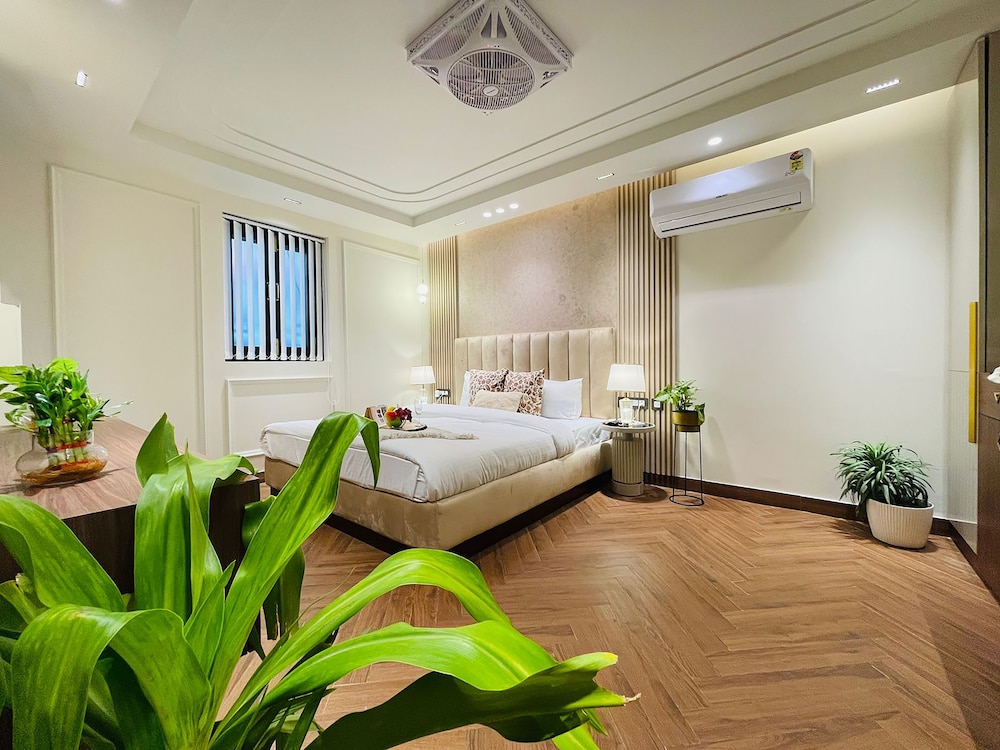 roomshala 134 premium rooms saket