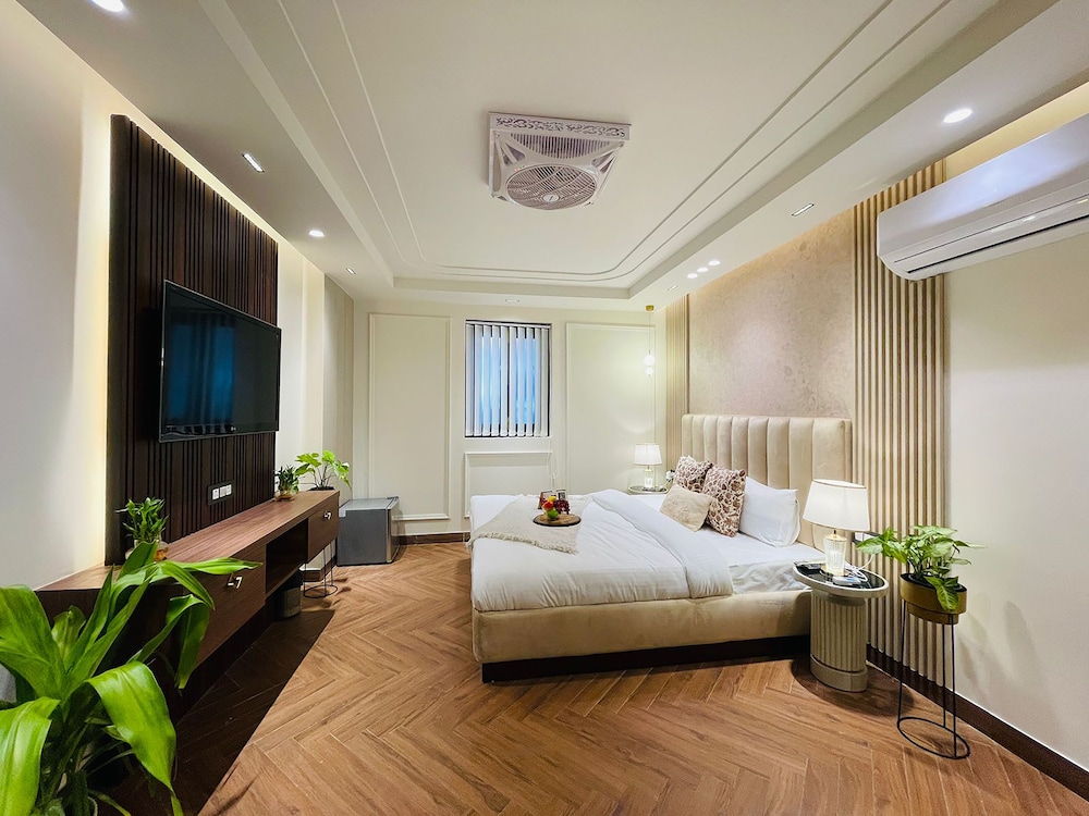 roomshala 134 premium rooms saket