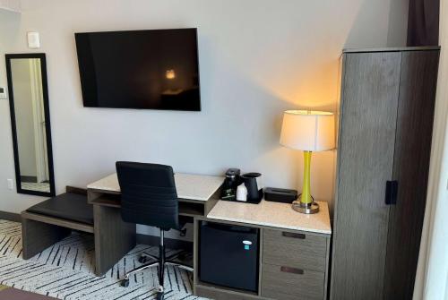 super 8 by wyndham bronx near stadium