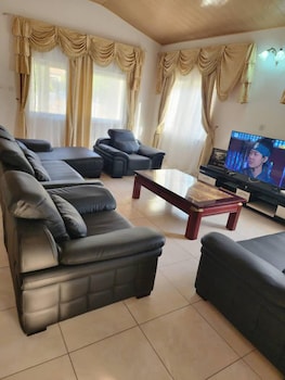 inviting 3 bed house in accra