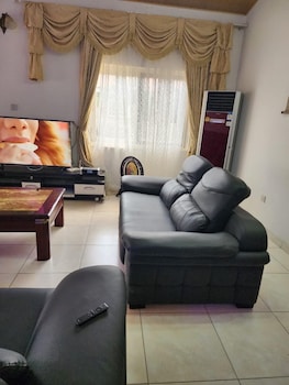 inviting 3 bed house in accra