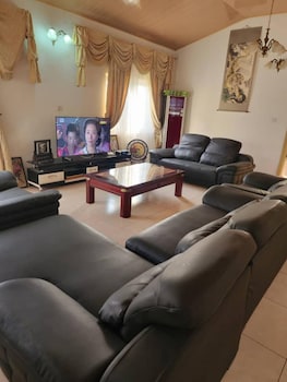 inviting 3 bed house in accra