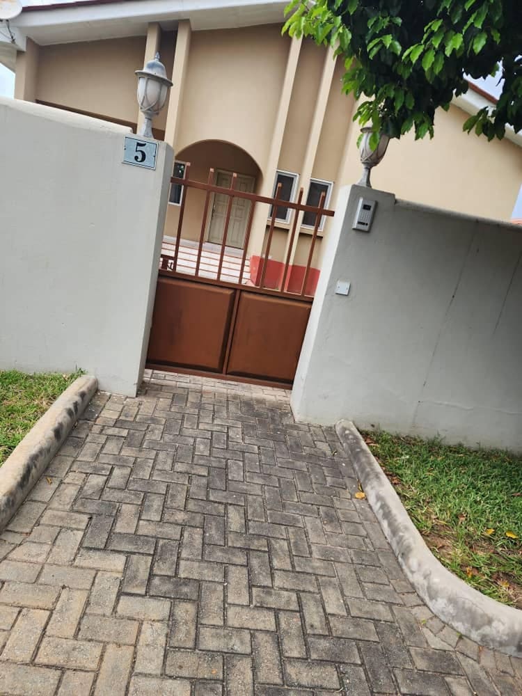 inviting 3 bed house in accra