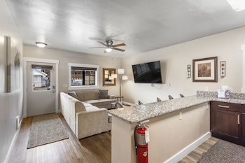 the yellowstone hideaway unit a