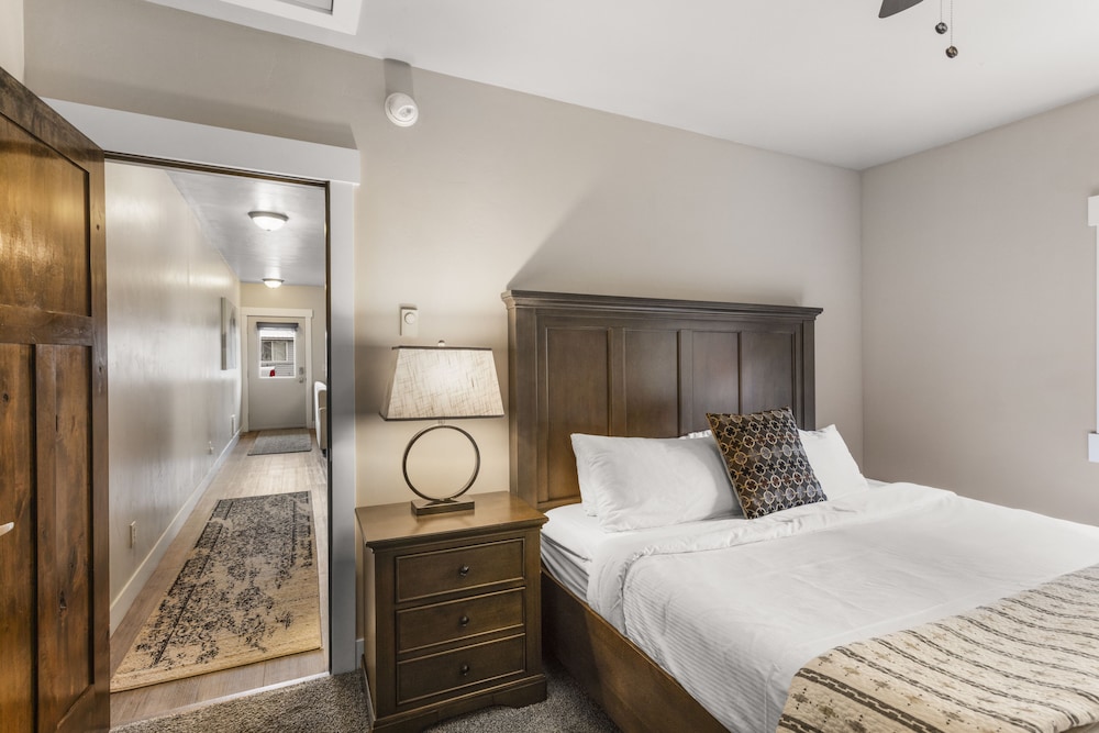 the yellowstone hideaway unit a