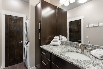 the yellowstone hideaway unit c