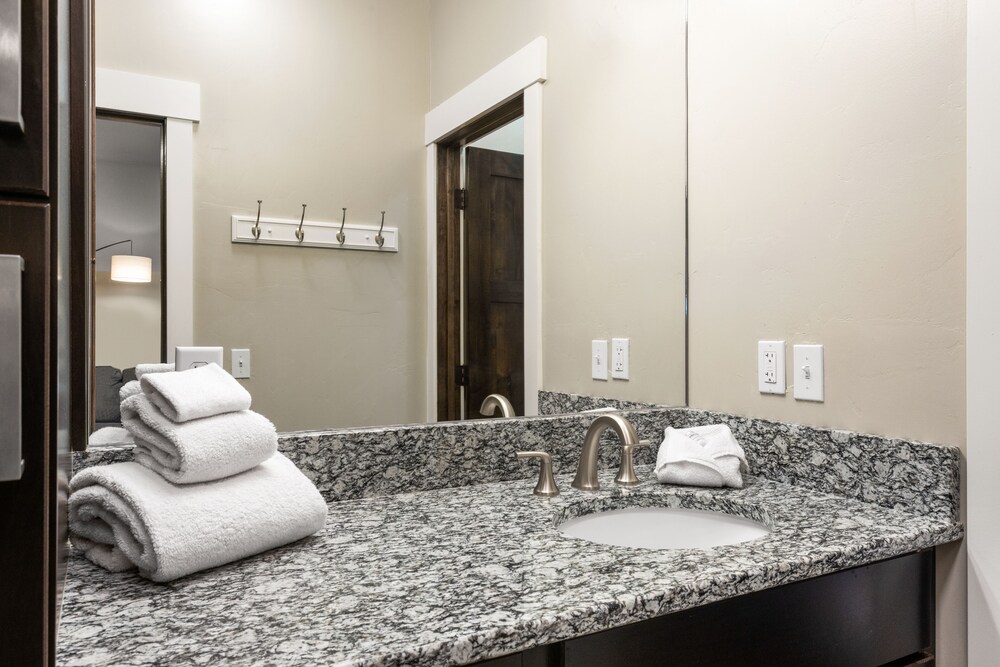 the yellowstone hideaway unit c