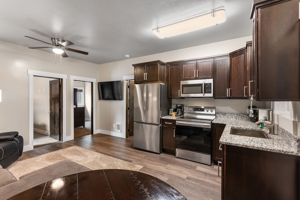 the yellowstone hideaway unit c