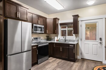 the yellowstone hideaway unit c