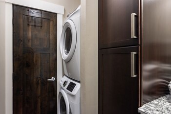 the yellowstone hideaway unit c