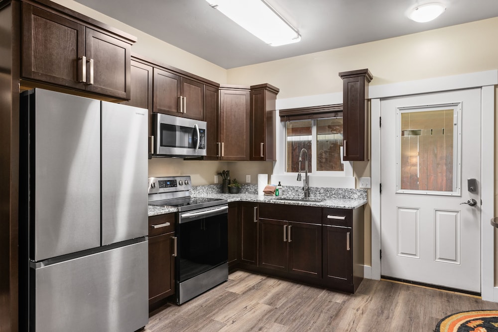 the yellowstone hideaway unit c