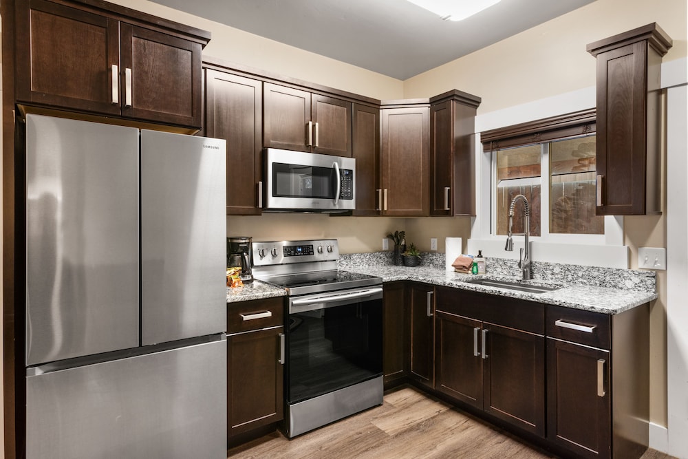 the yellowstone hideaway unit c