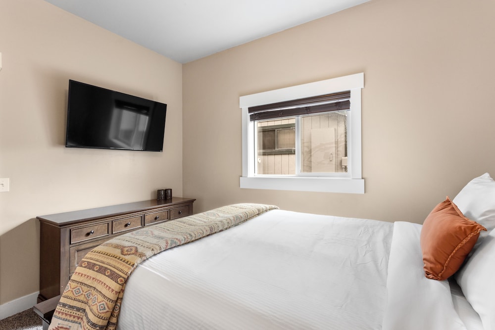 the yellowstone hideaway unit c