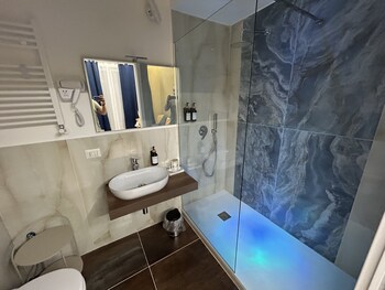 vomero suite and deluxe room