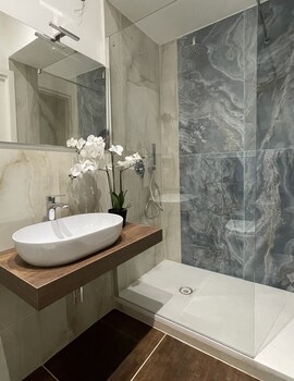 vomero suite and deluxe room