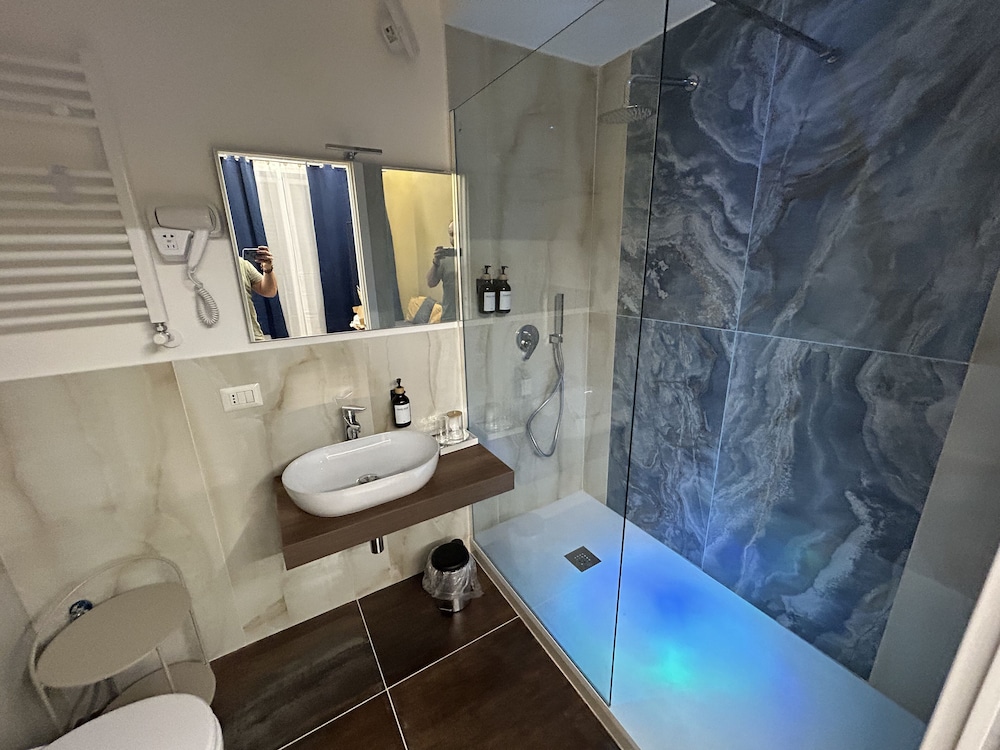vomero suite and deluxe room