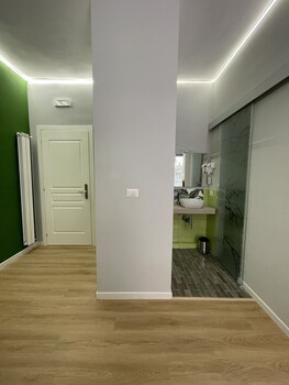 vomero suite and deluxe room