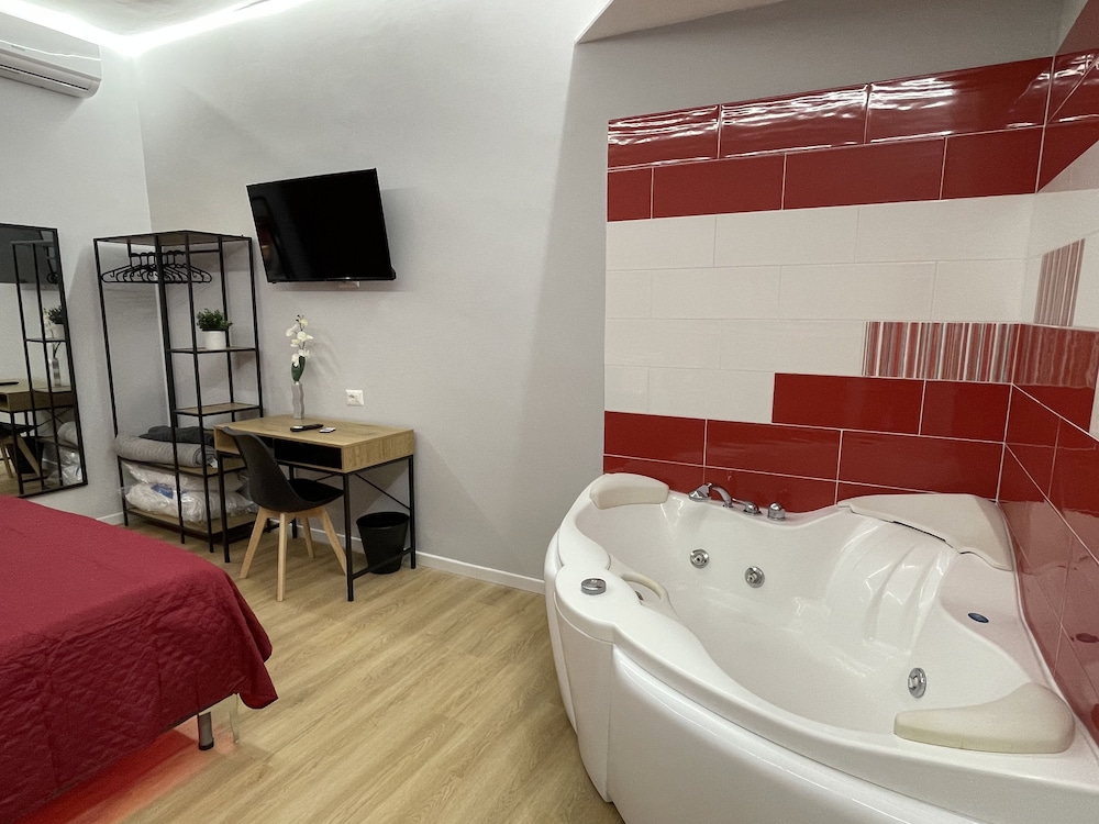 vomero suite and deluxe room