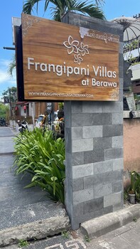 frangipani villa jingga at berawa
