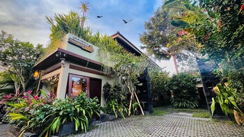 frangipani villa jingga at berawa