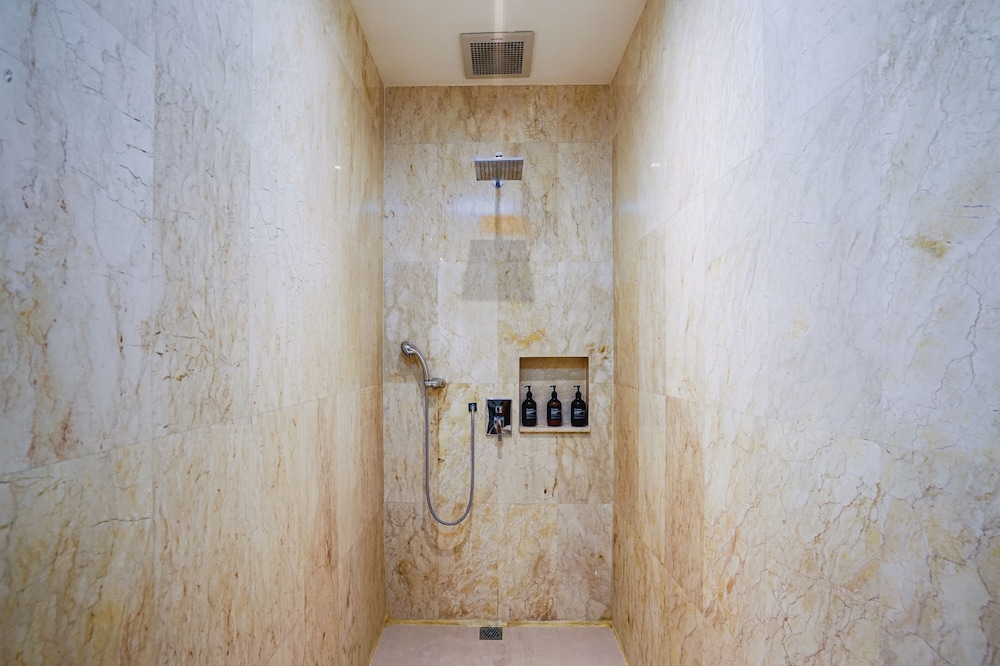 frangipani villa jingga at berawa