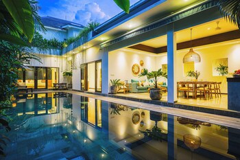 frangipani villa jingga at berawa