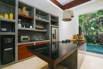 frangipani villa jingga at berawa